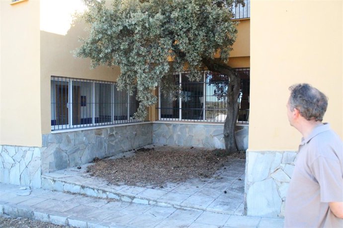 Heces de animales en el recinto del observatorio.