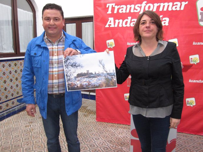 García y Elena Cortés (IU) muestran una foto del castillo en una rueda de prensa