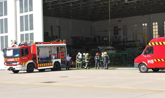 Bomberos en el aeropuerto de Gtan Canaria durate el simulacro