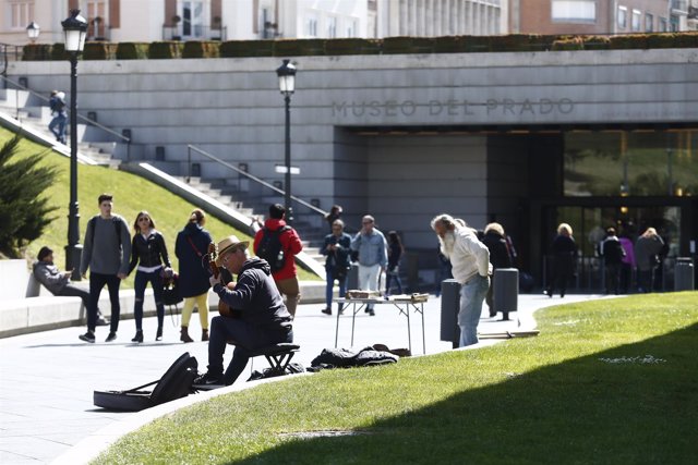 Entrada al museo del Prado, exteriores del museo del prado, músico, músicos