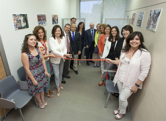 Empleados de Mapfre en la inauguración de la sala de lactancia