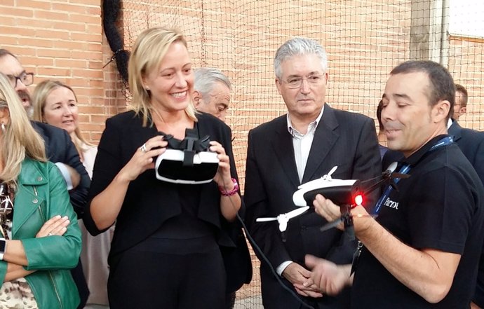 Marta Gastón inaugura la segunda edición de Expodrónica.