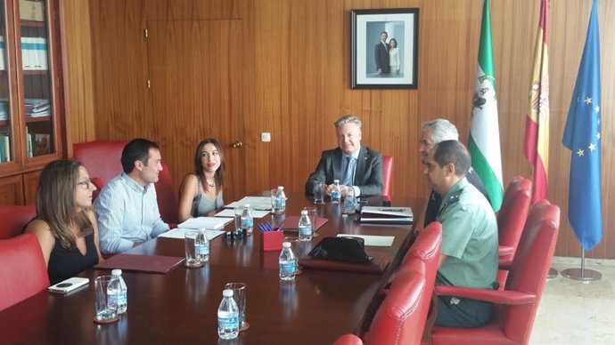 Primo Jurado (centro) durante la reunión