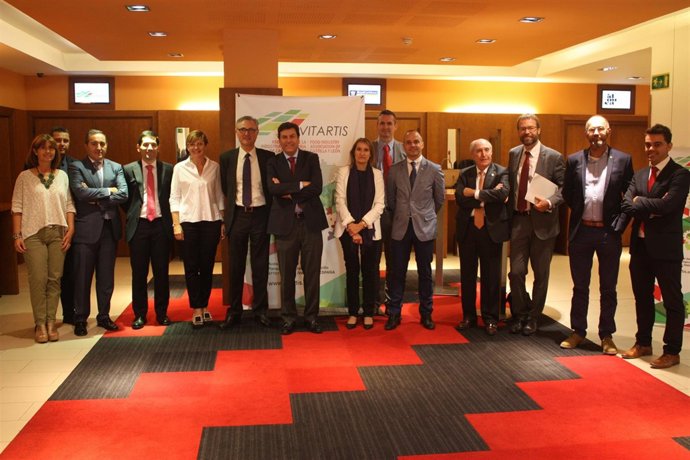 EL CONSEJERO DE EMPLEO, CON LA JUNTA DIRECTIVA DE VITARTIS