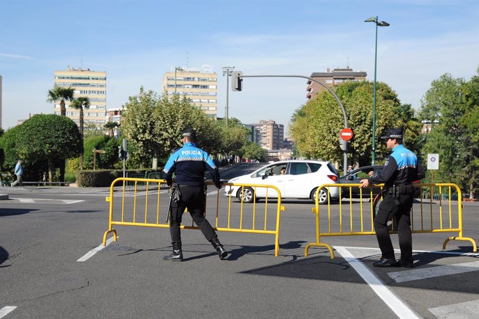 Policías municipales colocan vallas durante el Día sin Coche