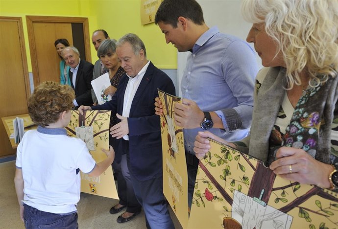 Entrega de agendas y calendarios escolares de la DPH                      