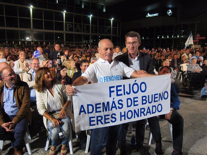 Feijóo en A Coruña con su 'mayor fan' de Carballo, campaña 25S