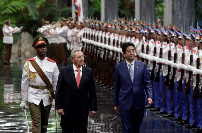 Abe se reúne con Raúl y Fidel Castro durante su histórica visita a Cuba