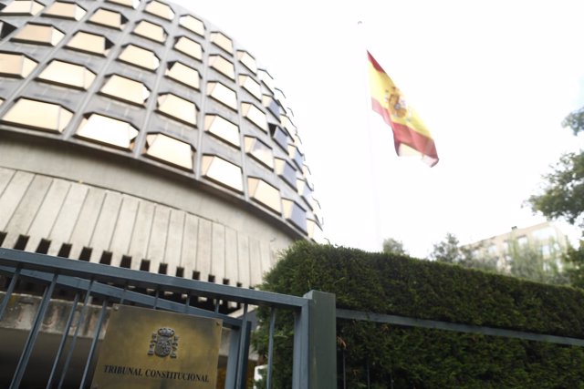 La bandera de España ondea en el Tribunal Constitucional