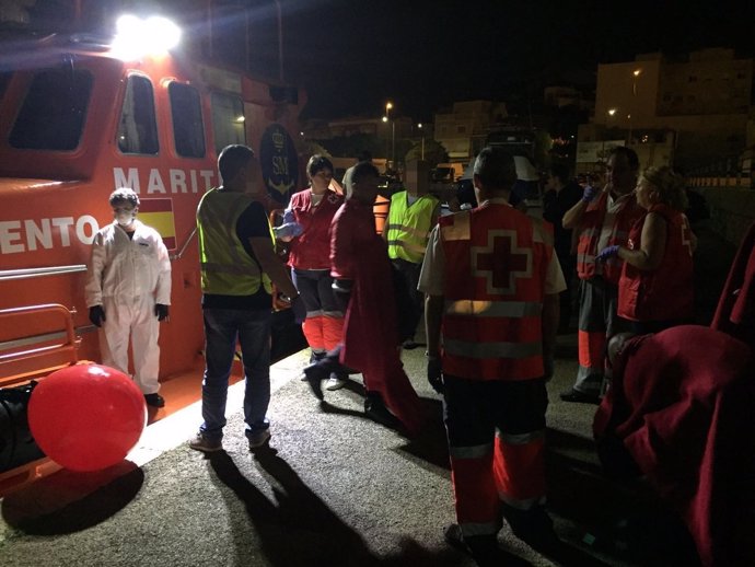 Los inmigrantes desembarcan en el puerto de Cartagena, atendidos por Cruz Roja