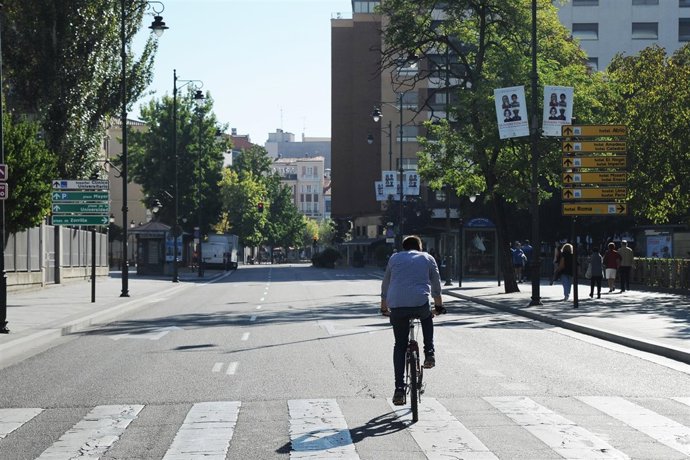 Un ciclista en el centro de Valladolid durante el Día sin Coche