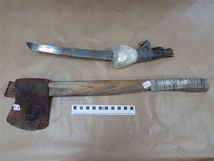 Hacha y cuchillo intervenido al agresor