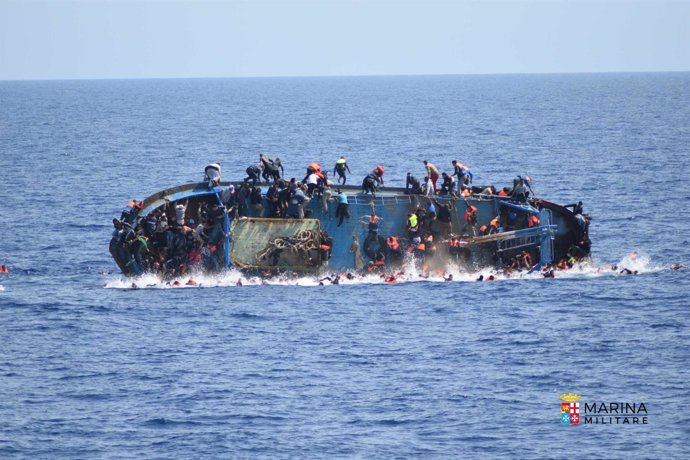 Rescate de una embarcación cerca de Libia por la Marina italiana