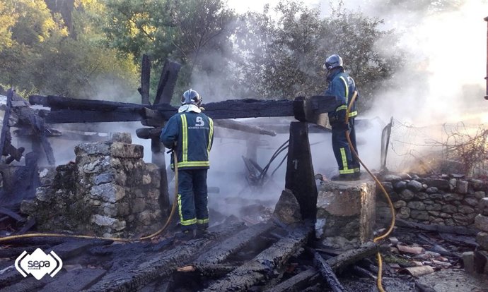 Incendio de un hórreo en Llanes. 