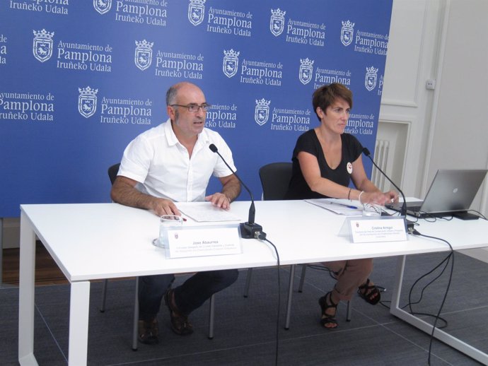 Joxe Abaurrea  y Cristina Arregui, en el Ayuntamiento de Pamplona.