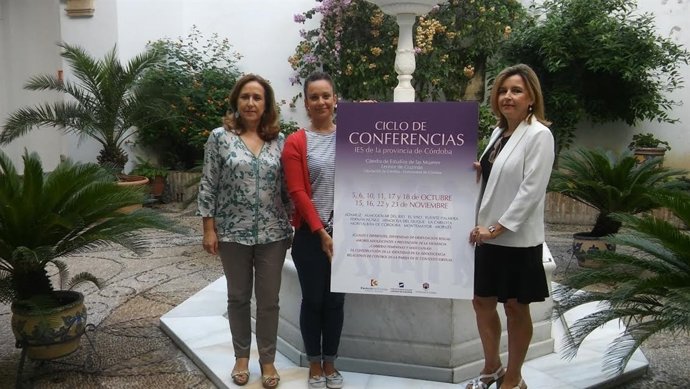 Guijarro, entre Mérida (dcha.) y Nadales, presenta el ciclo de conferencias