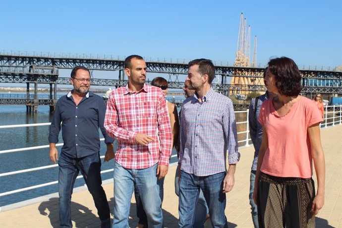 Antonio Maíllo visita el Paseo de la Ría