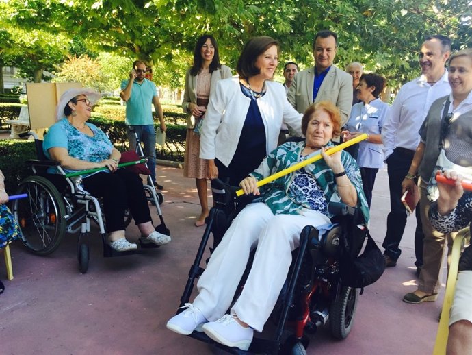 La consejera María José Sánchez con personas dependientes en Santa Fe