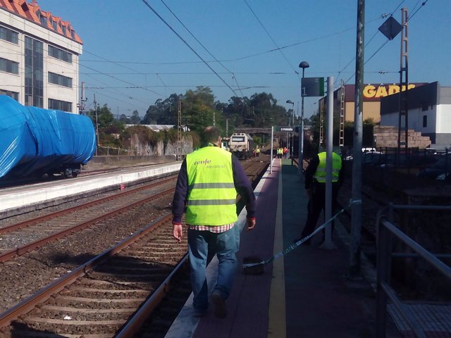 Inspección en lugar del accidente de tren en O Porriño.