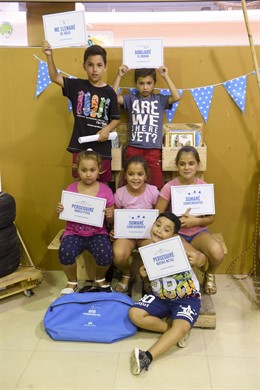 Niños con kits de material escolar de Obra Social La Caixa