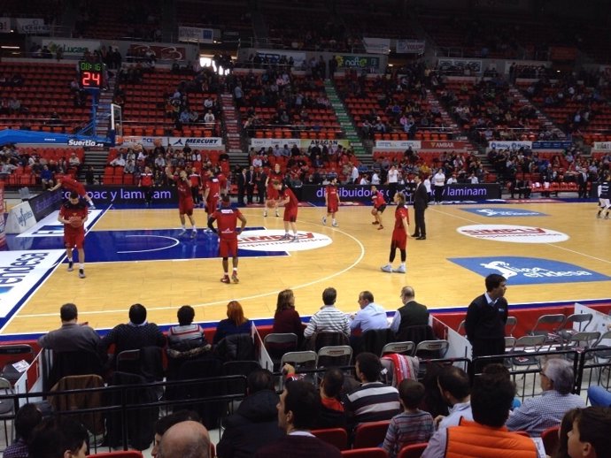 Un partido de baloncesto en el Pabellón Principe Felipe de Zaragoza