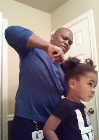 Padre consigue peinar el 'imposible' cabello de su hija