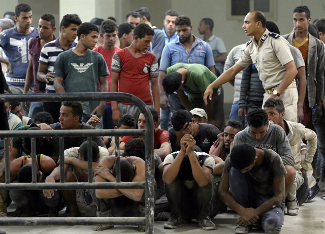 Inmigrantes rescatados tras el naufragio de una patera en Egipto