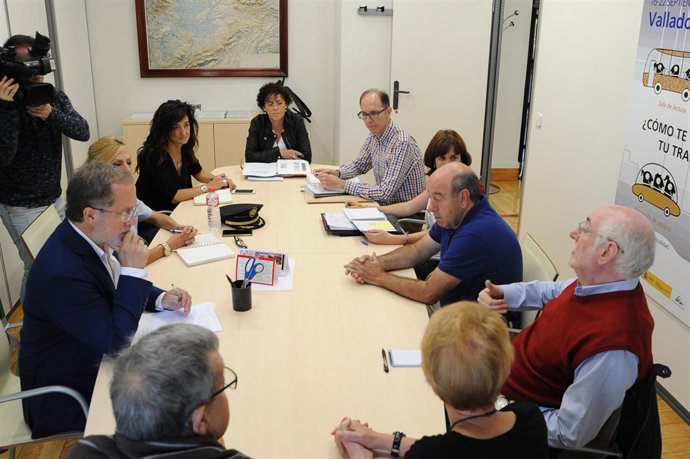 Reunión de varios concejales de Valladolid con vecinos de Las Flores