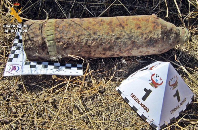 " LA GUARDIA CIVIL DESACTIVA UN PROYECTIL DE ARTILLERÍA DE LA GUARDIA CIVIL QUE 