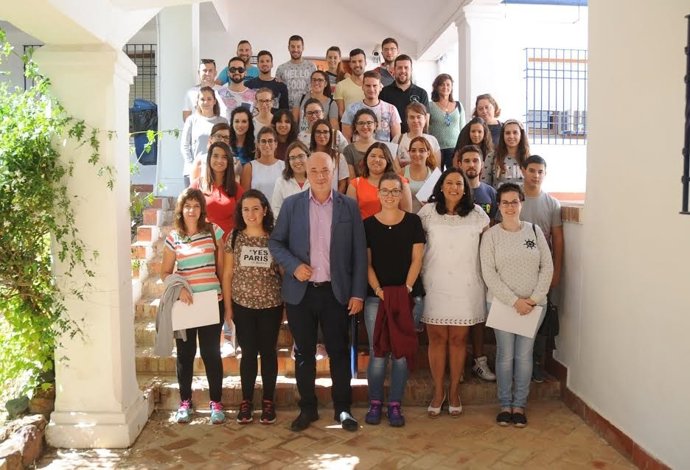 Ruiz (centro), junto a los jóvenes participantes en el encuentro