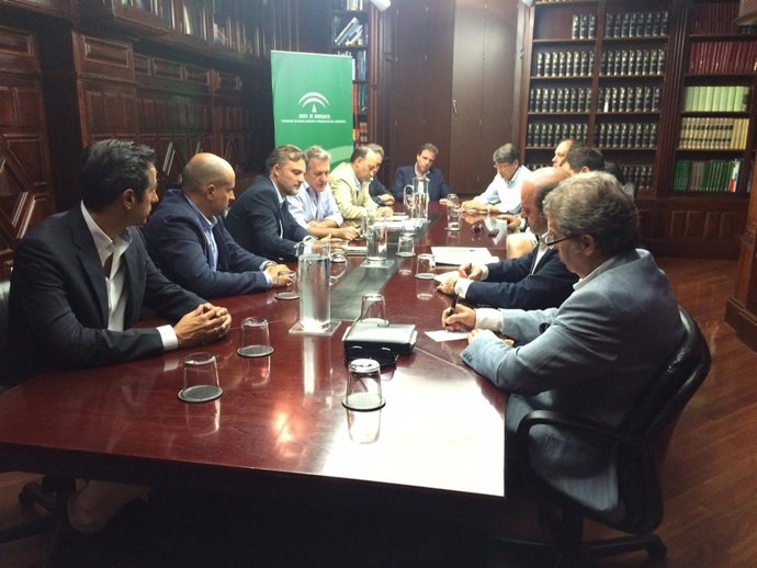 El consejero de Medio Ambiente, José Fiscal, se reune con empresarios forestales