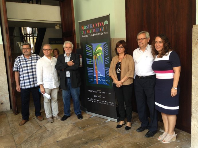 Representantes de la Mostra Viva y las instituciones posan junto al cartel