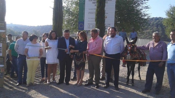 Autoridades durante la inauguración de la feria