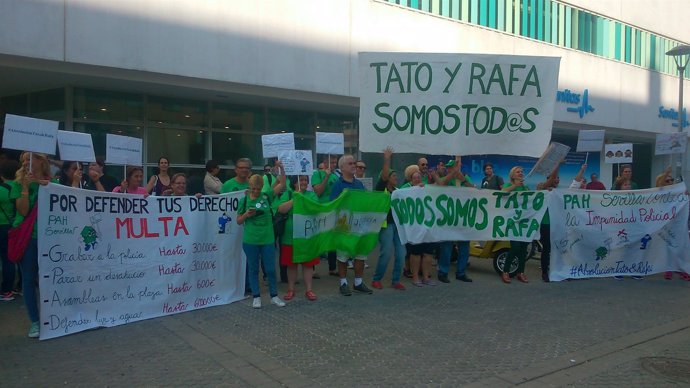Concentración a las puertas de los juzgados en defensa de Rafa y Tato.