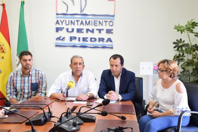 Ruiz Espejo y el alcalde de Fuente de Piedra en rueda de prensa 