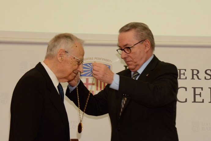 El rector D.Ramírez entrega la medalla de oro a H.Raguer