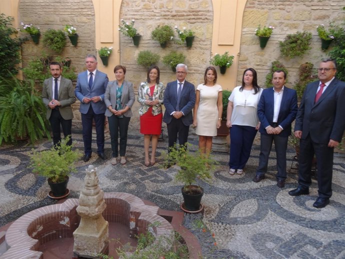 Manuel Jiménez Barrios con los delegados territoriales de la Junta