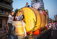 La carroza de la Federación de Peñas de Logroño, ganadora desfile de San Mateo 2016