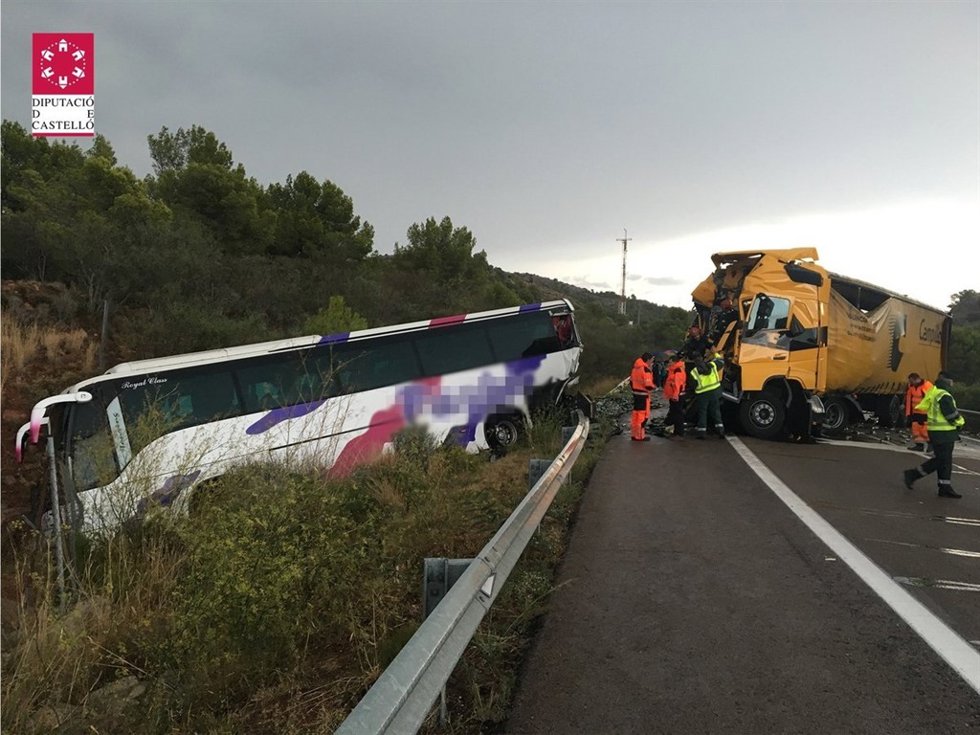 Imagen del accidente ocurrido en la AP-7 entre un camión y un autobús