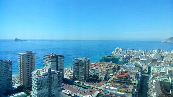 La Isla de Benidorm al fondo 