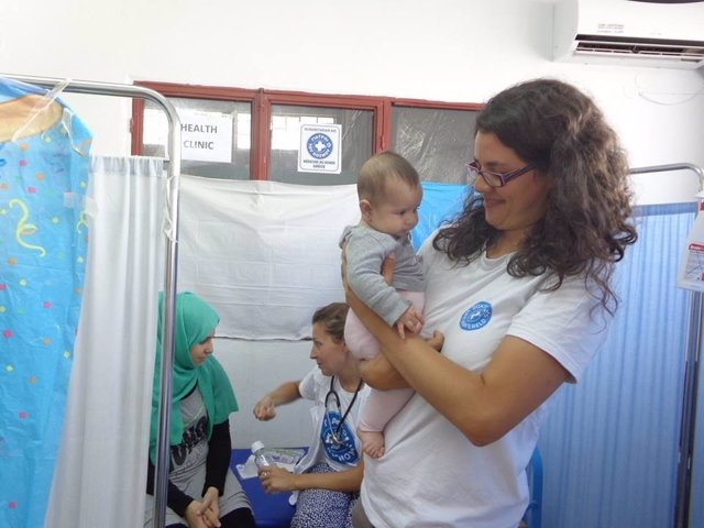 María García de Frutos, al fondo, en la clínica del campamento de refugiados 