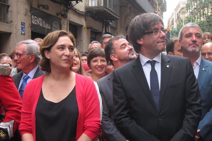 Carles Puigdemont y Ada Colau en la comitiva popular de La Mercè