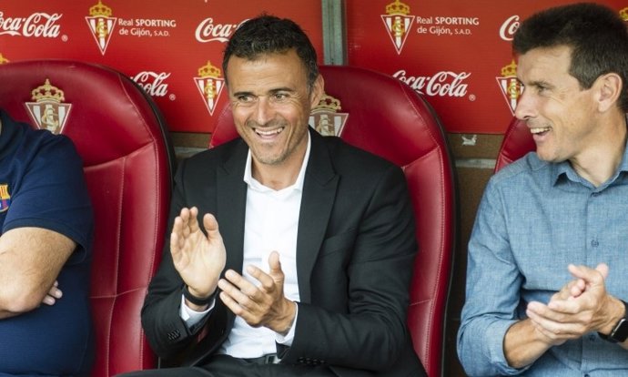 Luis Enrique en El molinón con su segundo técnico, Unzue