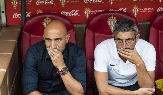 Abelardo en el banquillo del Real Sporting de Gijón