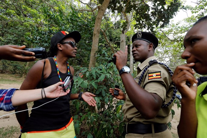 Un policía reprende a una activista LGTBI en Kampala (Uganda)