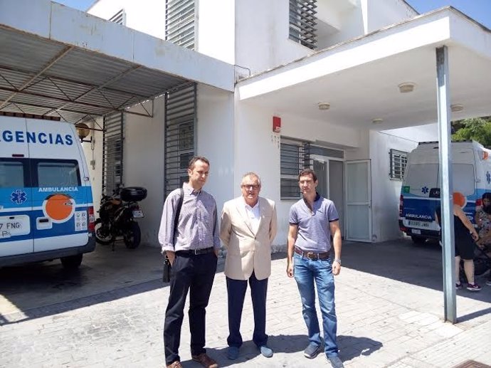 El delegado de Salud en Huelva, Rafael López, en el centro de salud de Punta.