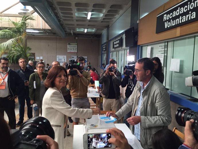 La candidata de Ciudadanos Cristina Losada vota.