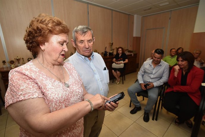 Programa para enseñar a mayores de Granada a usar smartphones