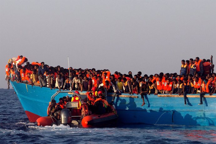 Proactiva rescata a un barco con inmigrantes en el Mediterráneo