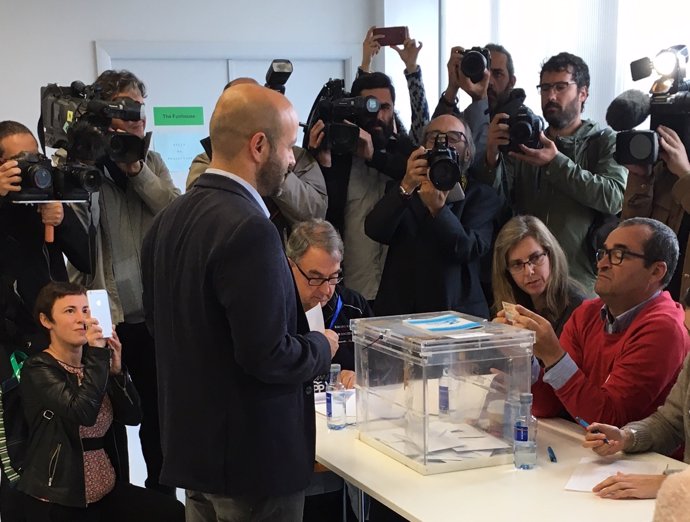 Luis Villares (En Marea) vota en las elecciones 25S